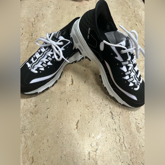 Skechers Women's D'Lites-Me Time Sneaker, Black/White Size 9 Slip-On Sneakers - Picture 1 of 9